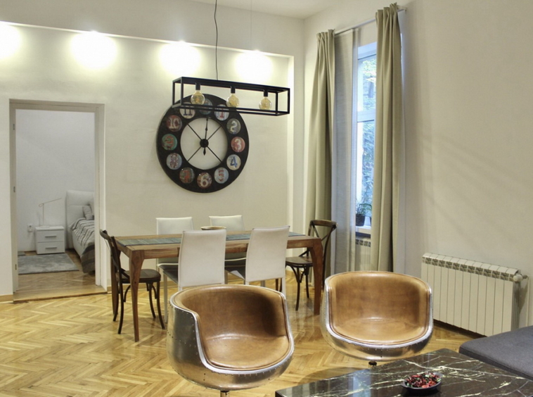Moderan stan u Zmaj Jovinoj - dnevna soba i trpezarija | Modern apartment on Zmaj Jovina St. - living room and dining room