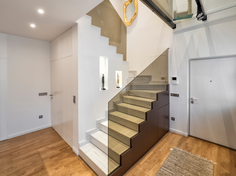 Elegantan dupleks - stepenište | Elegant duplex apartment - staircase