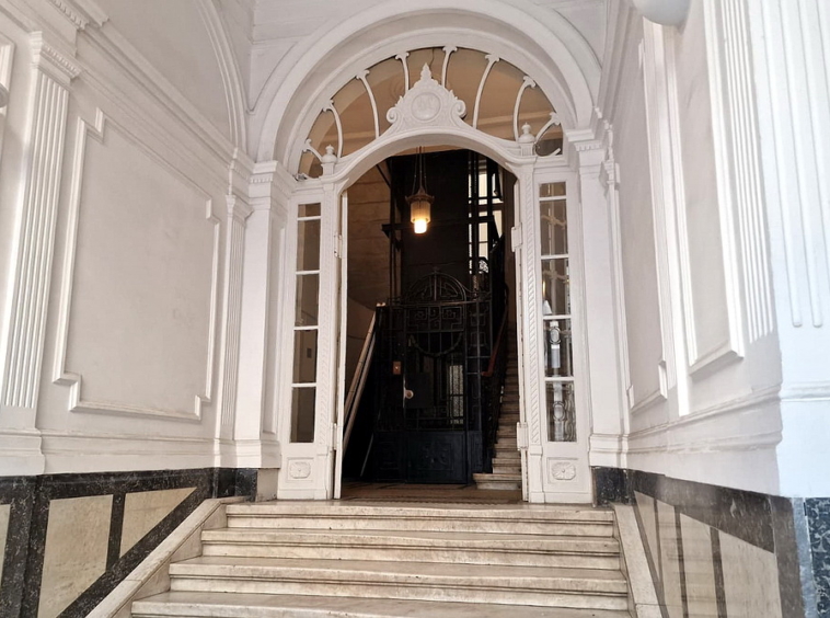 Trosoban stan, Andrićev venac - ulaz u zgradru | 2-Br apartment, Andrićev venac - building's entrance