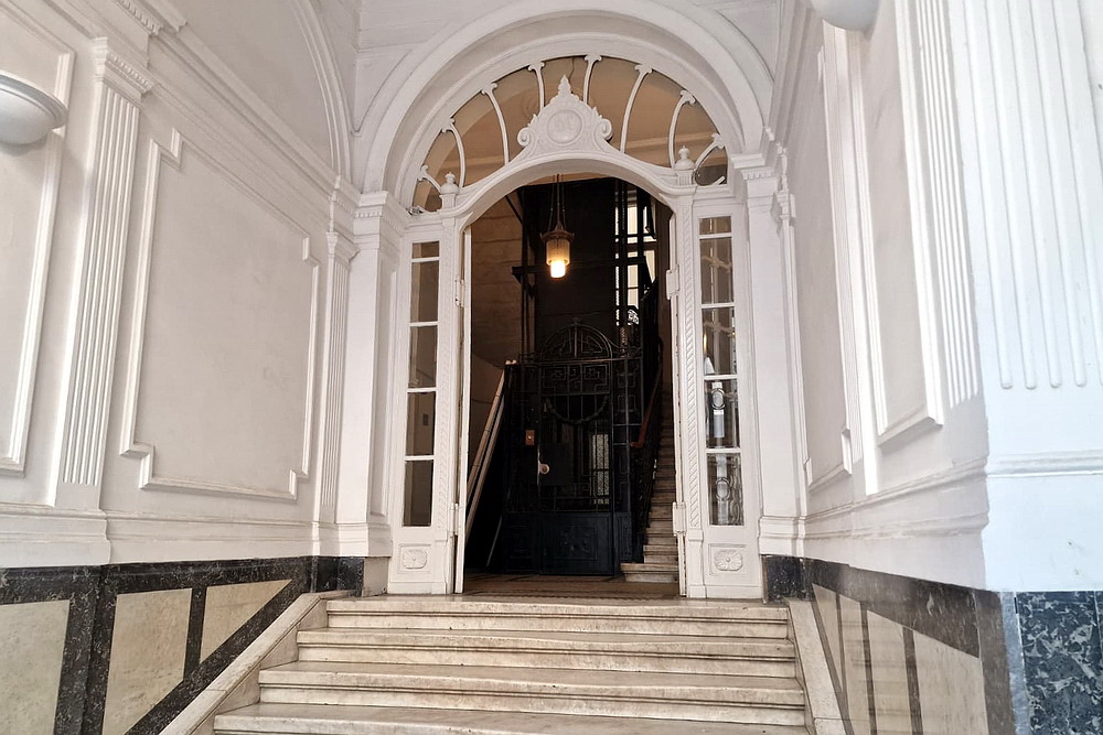 Trosoban stan, Andrićev venac - ulaz u zgradru | 2-Br apartment, Andrićev venac - building's entrance