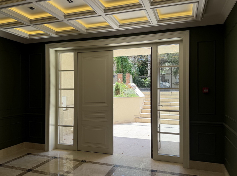 Četvorosoban stan, Neimar - ulaz u zgradu | 3-Br apartment, Neimar - building's entrance