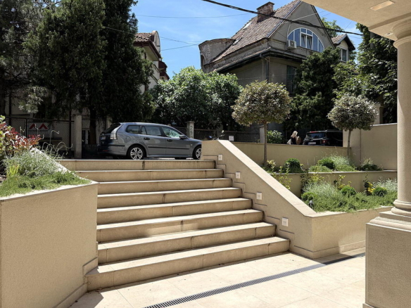 Četvorosoban stan, Neimar - ulaz u zgradu | 3-Br apartment, Neimar - building's entrance