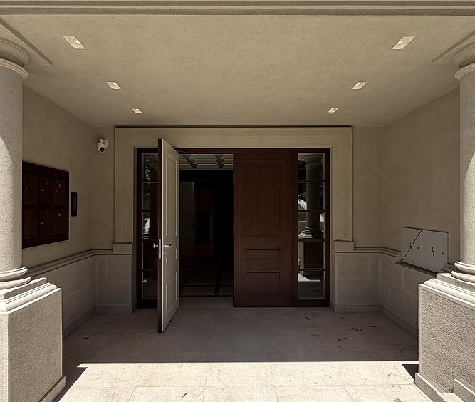 Četvorosoban stan, Neimar - ulaz u zgradu | 3-Br apartment, Neimar - building's entrance
