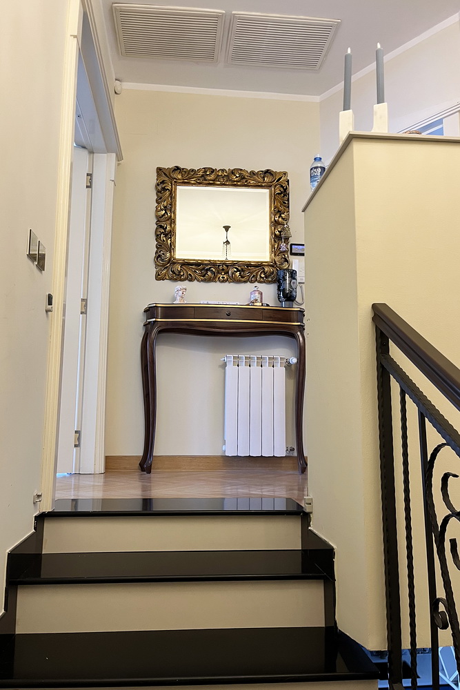 Trosoban dupleks, Dedinje - stepenište | 2-Br duplex apartment, Dedinje - staircase