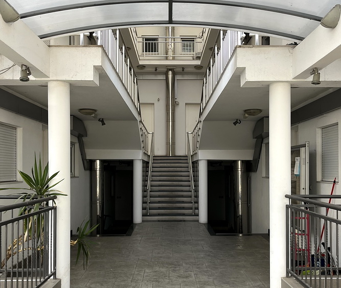 Trosoban dupleks, Dedinje - ulaz u zgradu | 2-Br duplex apartment, Dedinje - building's entrance