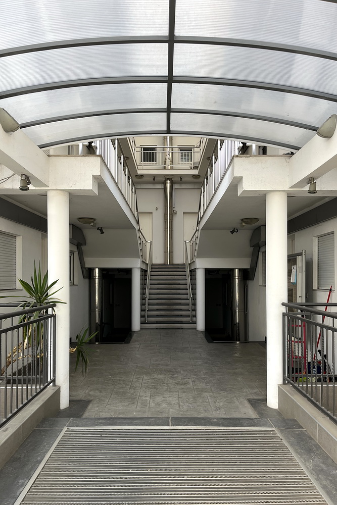 Trosoban dupleks, Dedinje - ulaz u zgradu | 2-Br duplex apartment, Dedinje - building's entrance